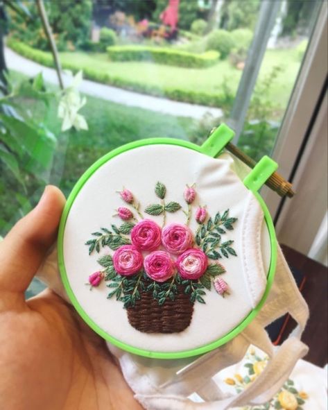 Brazilian Embroidery Stitches, Rose Outline, Sulaman Pita, Embroidery Hoop Art Diy, Hand Embroidery Patterns Free, Simple Hand Embroidery Patterns, Diy Embroidery Designs, Hand Embroidery Patterns Flowers, Sewing Crafts Tutorials