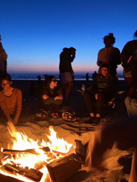 Uk Summer Aesthetic, Summer Bonfire, Carolina Do Norte, Uk Summer, Beach Bonfire, Beach Friends, Vision Board Pictures, Lost Time, Summer Bucket