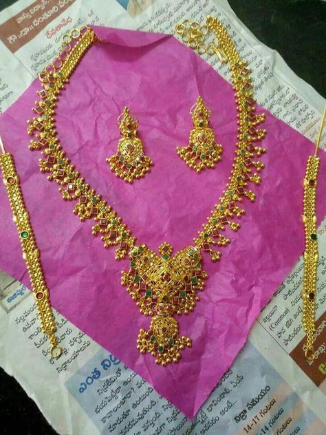 #PlainGoldJewellery Muvvala Haram, Haram Designs, Black Beads Mangalsutra Design, New Gold Jewellery Designs, Gold Earrings Models, Modern Gold Jewelry, Gold Jewelry Simple Necklace, Gold Mangalsutra Designs, Beautiful Gold Necklaces