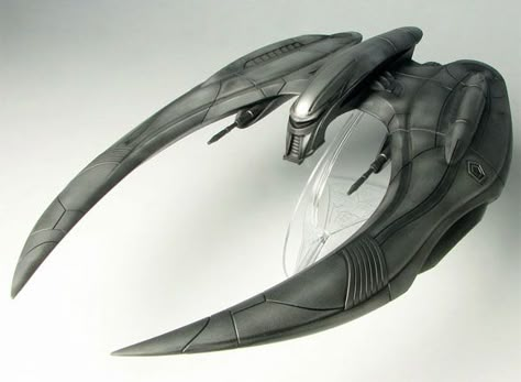 Battlestar Galactica Cylon Raider Model Kit...I love these things. Evil Spaceship, Star Wars Gadgets Concept Art, Cylon Raider, The Dark Knight Joker, Starbuck Battlestar Galactica, Battlestar Galactica Starbuck, Battleship Galactica, Spaceship Model, Star Wars Tusken Raider