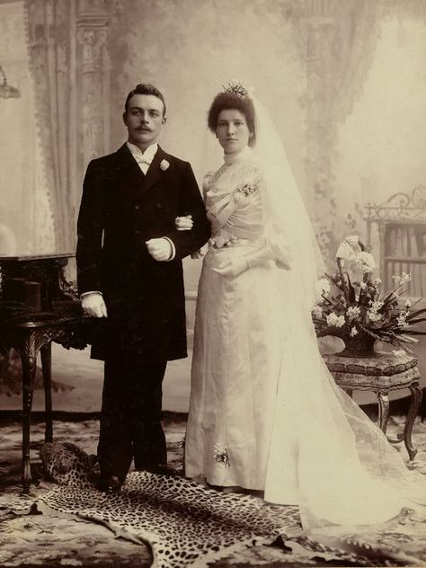 Victorian Groom, Old Wedding Photos, Victorian Bride, Edwardian Wedding, Chic Vintage Brides, Vintage Wedding Photography, Cabinet Cards, Vintage Brides, Vintage Wedding Photos