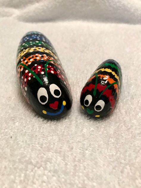 Hand painted caterpillar rocks by Leigh Caterpillar Rock Painting, Caterpillar Painted Rocks, Lover Painting, Drawing Rocks, Shell Painting, Paint Rocks, Painted Shells, Rock Ideas, Paint Rock