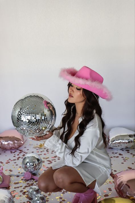 Pink Cowgirl Photoshoot, Disco Cowgirl Photoshoot, Disco Photoshoot, Photo Shoot Inspiration, Birthday Aesthetic, Photo Shoot Ideas, Glam Photoshoot, Girl M, 25th Birthday