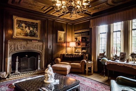 Inside the Restoration of the Charles T. Fisher Mansion - Curbed Detroitclockmenumore-arrow : A historic Boston Edison mansion that retains its 1920s grandeur Old Mansions Interior, Mansion Living Room, Old Mansion, Old Mansions, Tuscan House, Tudor House, Mansion Interior, Big Houses, Large Homes