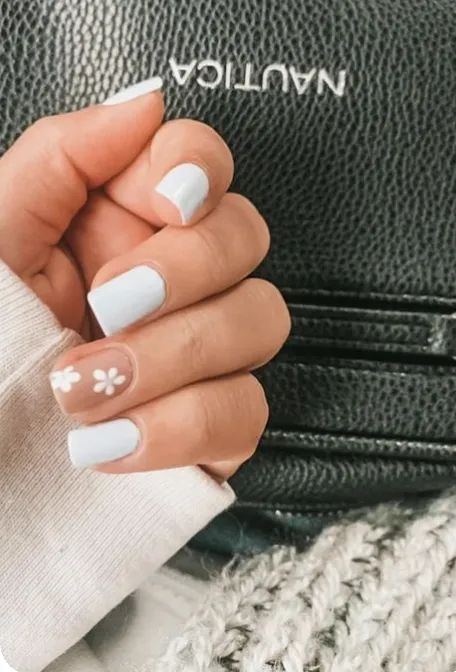 Cute And Simple White Nails, Spring Nails 2023 Gel White, White Nail Designs For Short Nails, White Acrylic Nails With Small Design, Simple Design On White Nails, Natural White Nail Designs, Summer Nails Short For Kids, White Nail Ideas Acrylic Short With Design, Nail Designs For White Nails