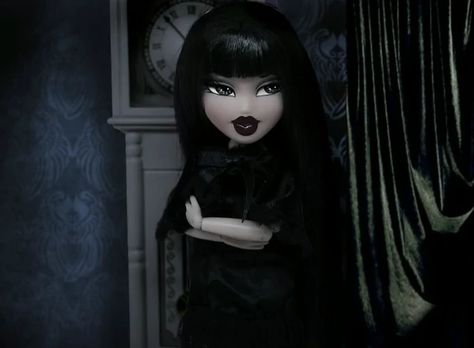 Maci | Bratz Wiki | Fandom Bratz With Bangs, Bratz Doll With Bangs, Bratz Black Hair, Jade Bratz Pfp, Long Black Hair Pale Skin, Goth Bratz Doll, Black Hair Pfp Cartoon, Goth Bratz, Black Hair Fringe