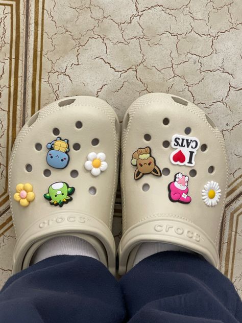 Bone Crocs Jibbitz Ideas, Creme Crocs, Beige Crocs With Jibbitz, Croc Jibbitz Aesthetic, Beige Crocs Outfit, Crocs Outfit Summer, Beige Crocs, Crocs Platforms, Tan Crocs