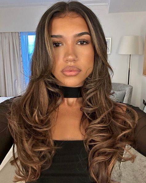 Brown Skin Balayage, Ash Honey Blonde Hair, Pretty Balayage, Carmel Brown Hair, Balayage Hairstyle, Highlights Curly Hair, Hair Color Chocolate, Honey Brown Hair, Brown Hair Inspo