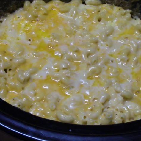 Crock Pot Macaroni & Cheese – Catherine's Plates Slow Cooker Mac N Cheese, Crockpot Mac N Cheese, Crockpot Macaroni, Make Mac And Cheese, Crockpot Mac And Cheese, Easy Delicious Dinners, Deep South Dish, Making Mac And Cheese, Colby Cheese