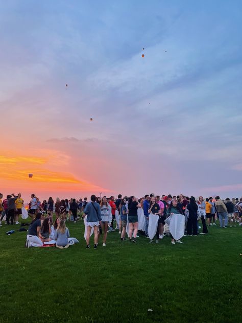 Senior Sunset Event, Bsu Events, Senior Year Aesthetic, Pep Rally Themes, 2enior Ye4r, Sunset People, Senior Sunset, Senior Year Things, Senior Week