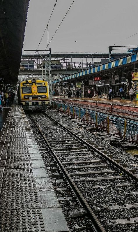 Rangoli Competition, Mumbai Local, Marine Drive Mumbai, Movie Night Photography, Training Photography, Mumbai Travel, Train Wallpaper, India Street, Photography Training