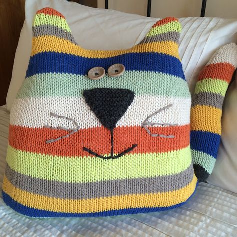 GRANNY'S WORLD: Knitting - Cat Cushion Cat Pillow Pattern, Funny Pillows, Animal Knitting Patterns, Knitted Cushions, Cat Cushion, Knitted Cat, Knitting Patterns Toys, Knitting Blogs, Knitted Animals