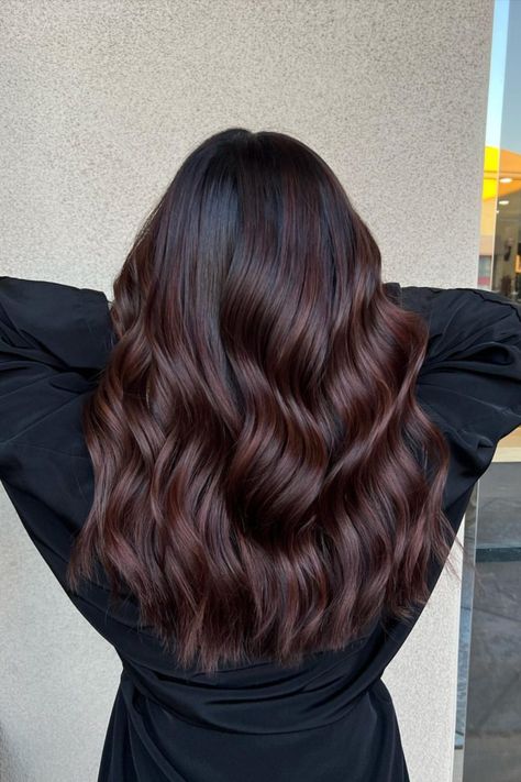 Vous n'êtes pas prête pour une chevelure entièrement rouge ? Essayez le balayage cherry cola pour ajouter juste ce qu'il faut de dimension sans vous engager à fond dans la couleur. C'est un moyen facile pour les brunes d'obtenir de la dimension et de l'éclat, ainsi qu'une couleur d'une beauté inouïe.
// Crédit photo : Instagram @hairbyvalerien Chocolate Cherry Balayage Dark Brown, Cherry Cola Ombre Hair, Brown Hair With Cherry Cola Highlights, Dark Brown Auburn Balayage, Black Cherry Cola Hair Color, Dark Brown Fall Hair Color, Chestnut Highlights On Black Hair, Mahogany Balayage Brown Hair, Chocolate Brown Ombre Hair