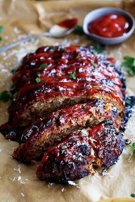 This Turkey Meatloaf takes just 10 minutes to prepare, yet will have you coming back for seconds (or thirds). This beef alternative meatloaf is anything but bland thanks to being seasoned with Parmesan cheese, oregano, basil and garlic. #turkey #meatloaf #comfortfood #ketchup #easyrecipe #easydinner #sundaysupper Stovetop Stuffing, Frying Recipes, Moist Meatloaf, Bacon Meatloaf, Air Flyer, Flexitarian Recipes, Turkey Meatloaf Recipes, Beef Meatloaf, Classic Meatloaf Recipe