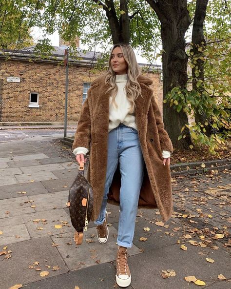 FREYA KILLIN. on Instagram: “Teddy coat season is here and I’m so happy about it! Happy Sunday Guys! Jeans - @zara Coat - @alarostores Jumper - @topshop She’s -…” Freya Killin, Guys Jeans, Teddy Coat Outfit, 10 Winter Outfits, Coat Outfit Casual, Mantel Outfit, Long Coat Outfit, Zara Coat, Cozy Winter Outfits