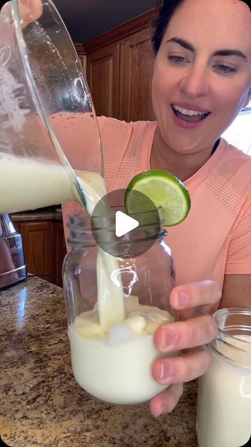 Sarah Maune on Instagram: "Brazilian Lemonade #brazilianlemonade #lemonade #Summer #summerrecipes #recipes #EasyRecipe #drinktok #drinkrecipe #summervibes #sweettooth #sweettreats #fypage #foryoupage #fyppppppppppppppp #limes" Mexican Lemonade Recipes, Boujee Lemonade, Brazilian Lemonade Recipe With Alcohol, Brazilian Lemonade Recipe, Brazilian Limeade, Brazilian Cocktail, Brazilian Lemonade, Lime Lemonade, Lime Drinks