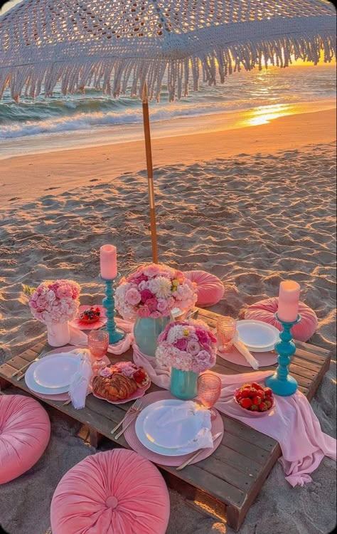 Romantic Beach Picnic, Birthday At The Beach, Beach Picnic Party, Picnic Party Decorations, Girly Party Ideas, O J Simpson, Sweet Sixteen Birthday Party Ideas, Picnic Birthday Party, Beach Picnics