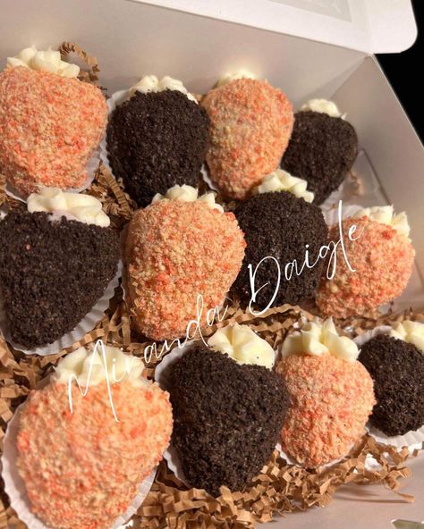 Chocolate Covered Strawberries Toppings, Oreo Covered Strawberries, Chocolate Covered Strawberries Business, Homemade Strawberry Crunch, Sweets Business, Strawberries Ideas, Candied Fruit Recipes, Valentine Chocolate Covered Strawberries, Strawberry Cake Pops