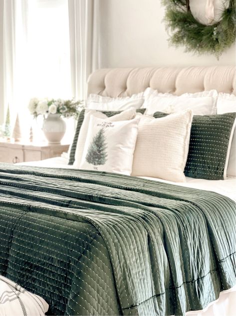 Green Velvet Blanket, Christmas Bedroom Decor Green, Guest Bedroom Christmas Decorating Ideas, Christmas Bedding Green, Green Christmas Decor Bedroom, Green Christmas Bedroom Decor, Christmas Bedroom Green, Simple Christmas Bedroom Decor, Green Christmas Bedding