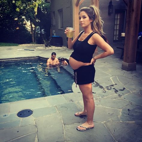 Keeping it real out here Jessie James Decker Pregnant, Eric And Jessie Decker, Expecting Photos, Jessica James Decker, Jesse James Decker, Jessica James, Eric Decker, Jessica Rose, Baby Bump Style