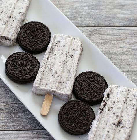 Cookies and Cream Ice Pops | Kirbie's Cravings | A San Diego food blog Pudding Popsicles, Ice Pop Recipes, Oreo Pudding, Vegetarian Cookies, Oreo Cream, San Diego Food, Oreo Ice Cream, Homemade Popsicles, Ice Cream Popsicles