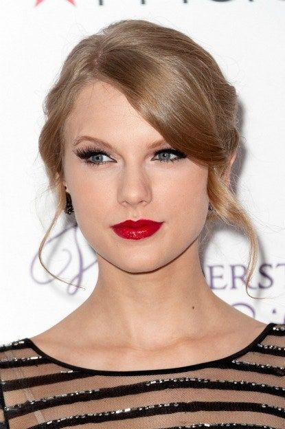 Taylor Swift Updo Hairstyles, Taylor Swift Updo, Taylor Picture, 40s Hair, Updo Ideas, Prom Hair Medium, Chignon Wedding, Braided Updo Wedding, Bridesmaid Inspiration