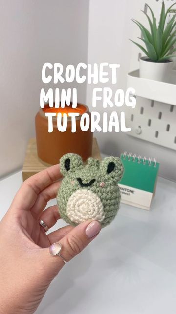 Crochet Mini Projects Ideas, Mini Crochet Tutorial, Cottagecore Amigurumi, How To Crochet A Frog, Mini Frog Crochet, Crochet Mini Animals, Mini Crochet Ideas, Crochet Keychain Tutorial, Aesthetic Crochet Ideas