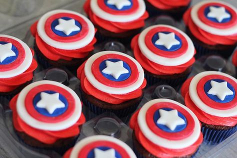 Marvel Desserts, Iron Man Cupcakes, America Cupcakes, Captain America Cupcakes, America Dessert, Avenger Cupcakes, Captain America Birthday Party, Themed Baking, Captain America Party