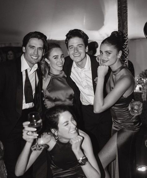 Friend Group Aesthetic, Friend Group Pictures, Group Aesthetic, Black Tie Party, Super Rich Kids, Friend Poses Photography, Guy Friends, Taylor Hill, Friend Group