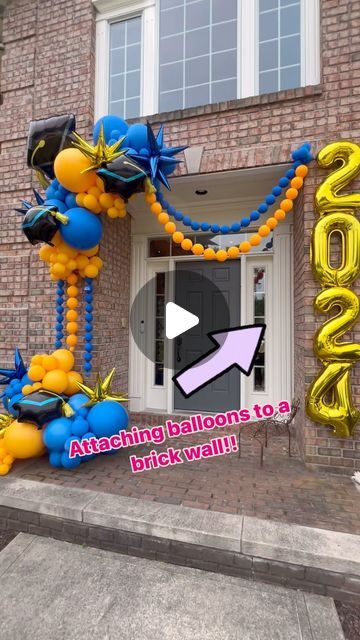 POP POP BALLOON on Instagram: "Attaching balloons to an exterior brick wall can be tricky 🤬 . Here is a little step by step on how we like to attach our mylars when there is no garland behind it! . We love the clean look of the 2024 AND it was quick attaching this! . Hope this can be helpful! . #poppopballoonfw #balloontips #balloondecor #outdoorballoons #gradballoons #balloonsetup #hotglue #exteriorballoons #diyballoons #balloonhelp #grad2024 #graddecor #gradideas #gradparty" Balloon Garland Outside House, Balloon Garland On Porch, Balloon Garland On Brick Wall, Storefront Balloon Garland, Front Porch Balloon Garland, Back To School Balloon Arch, Balloon Photo Booth, Balloon Wall Decorations, Baloon Garland