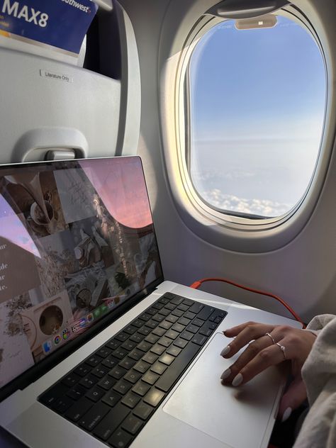 Girl working on a laptop on a plane with a MacBook Pro Travel Agent Job, Offline Apps, London Cheap, Best Travel Apps, Plane Photos, Travel Prep, Travel Apps, Airport Aesthetic, Travel Booking