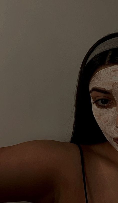 Esthetician Pictures, Self Care Face Mask, Night Relaxation, Mask Photoshoot, Pamper Night, Face Mask Aesthetic, The Dictator, Artsy Pictures, Foto Casual