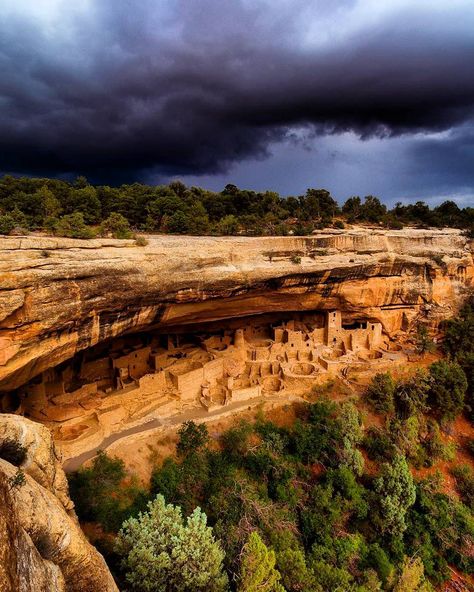 An ideal destination for history and nature lovers alike! #travel #travelphotography #travelgram #wanderlust #traveller #traveltheworld #instatravel #beautifuldestinations #photography #trip #picturesque #adventure #unitedstates #america #usa #colorado #heritagesite #nationalpark #history #naturelovers #nature #naturephotography #landscape #walk #family #friends #couplegoals #sunset #clouds #sky Mesa Verde Cliff Dwellings, Colorado National Monument, Cliff Dwellings, Mesa Verde National Park, National Parks Photography, Sunset Clouds, Colorado Hiking, National Parks Usa, Colorado Usa