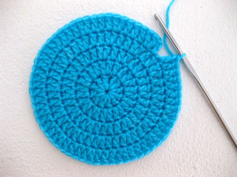 seamless + symmetrical circle joining  http://sarahlondon.wordpress.com/2009/08/10/seamless-symmetrical/ Invisible Join, Diy Tricot, Crochet Circle, Round Crochet, Seamless Knitting, شال كروشيه, Crochet Collection, Crochet Circles, Crochet Motifs