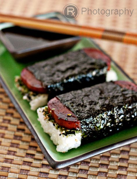 Spam masubi Musubi Spam, Spam Musubi Recipe, Koreansk Mad, Musubi Recipe, Chamorro Recipes, Spam Musubi, Hawaiian Dishes, Hawaii Food, Island Food