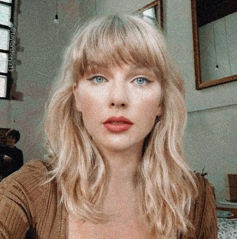 Taylor Swift Curly Bangs, Taylor Swift Hairstyles Bangs, Taylor Swift Bangs Tutorial, Taylor Swift Fringe, Taylor Swift Bangs, Blonde Hair With Fringe, Bangs Tutorial, Curly Bangs, Taylor Swift Hair