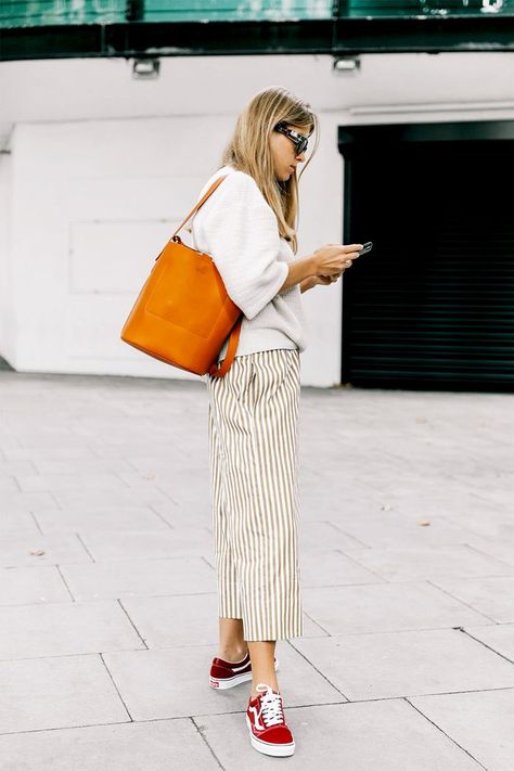 Need some style inspiration? Here are 15 cute outfits with tennis shoes worth repeating. Cute Outfits With Tennis Shoes, Outfits With Tennis Shoes, Lazy Girl Outfits, Tennis Shoe Outfits Summer, Tennis Shoes Outfit, Collage Vintage, Cute Winter Outfits, Street Style Summer, Street Style Chic