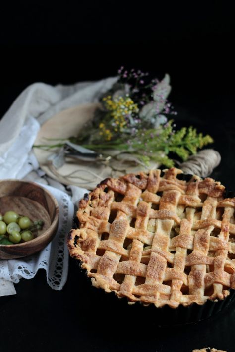 Gooseberry and Apple Pie - Figs & Pigs Gooseberry Pie, Gooseberry Recipes, Lattice Crust, Pastries Recipes, Sweet Pies, Pastry Tart, Apple Filling, Sweet Tart, Sweet Pie