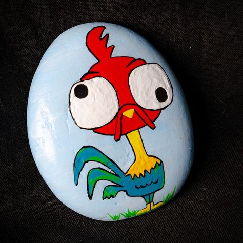 Moana Painted Rocks, Rock Painting Chicken, Hand Painted Rocks Animals, Moana Rock Painting, Cartoon Rock Painting, Funny Rock Painting Ideas, Moana Chicken, Rock Projects, Painted River Rocks