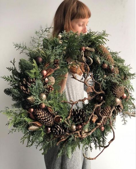 Julkransar Diy, Home Made Christmas, Dekoratívne Vence, Diy Jul, Deco Table Noel, Christmas Floral Arrangements, Natural Christmas, Wreaths Diy, Xmas Wreaths