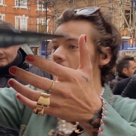 Harry Styles Hands, Harry Styles Face, Harry Styles Lockscreen, Harry Styles Nails, Harry Styles Wallpaper, Celebrity Style Red Carpet, Harry Styles Pictures, Harry Styles Photos, Louis And Harry