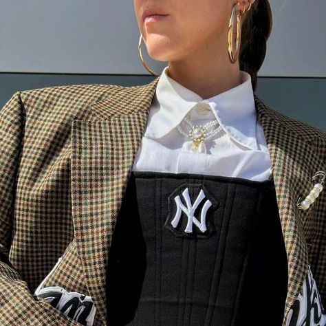 MÖGI on Instagram: "COLECCIÓN YANKEES x MOG 🖤 ya disponible en @mogbymog  #diy #custom #reciclandoropa #upcycling #reworked #rework #yankeesxmog #yankees" New York Inspired Outfits, New York Yankees Outfit, Yankees Outfit, Fashion Upcycling, Diy Outfits, Diy Jacket, Custom Ideas, Ny Yankees, Fashion Mistakes