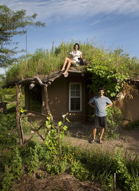 A complete recipe for building a cob house for $3000. Here's how you too can build an inexpensive, natural house for little money. Maison Earthship, Casa Dos Hobbits, Cob Building, Supraviețuire Camping, Casa Hobbit, Student Design, Earthship Home, Mud House, Earth Sheltered