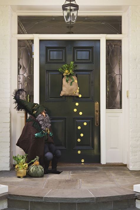 ** DIY "Bag Of Gold" St. Patrick’s Day Door Decor @culdesaccool #DIYHomeDecorGold Diy St Patricks Day Decor, Sant Patrick, Pot O Gold, St Patricks Decorations, Bag Of Gold, St Patricks Crafts, San Patrick, Gold Door, St Patrick's Day Decorations