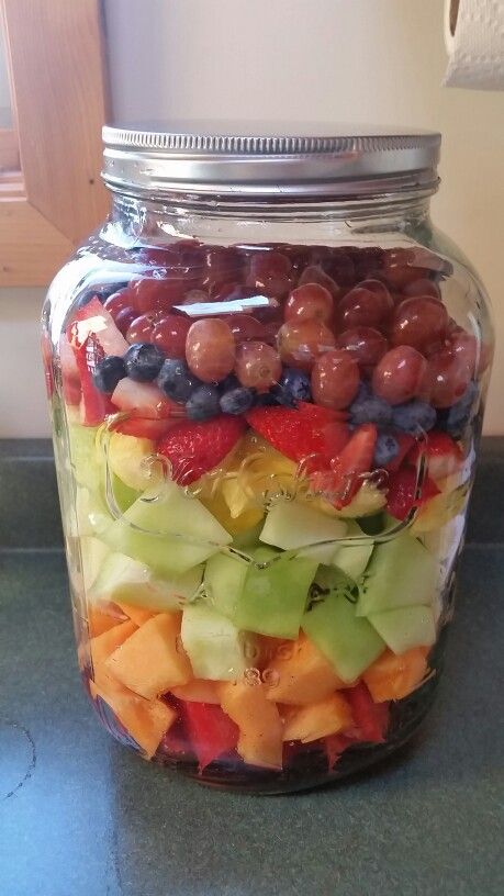 Fruit Salad in Giant Mason Jar. Jar Salads, Mason Jar Salad, Fruit Water, Interesting Food, Interesting Food Recipes, Lunch Ideas, Fruit Salad, Mason Jar, Jelly