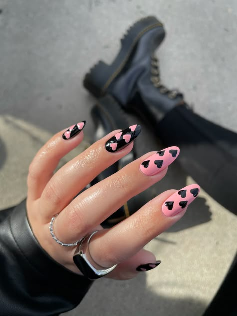 Pink Black And White Valentine Nails, Pink Nails With Black Heart Design, Black And Pink Nails Ideas Almond, Pink Black Almond Nails, Black Pink Inspired Nails, Black Pink Heart Nails, Pink Black Nails Ideas, Pink Black Valentine Nails, Nails Inspiration Pink And Black