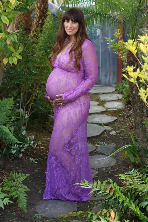 Fountain Pictures, Kardashian Pregnant, Pregnant Celebrity, Maternity Photoshoot Dresses, Maternity Shoot Dresses, Maternity Shoot Outfit, Maternity Picture Outfits, Photoshoot Dresses, Lace Maternity Gown