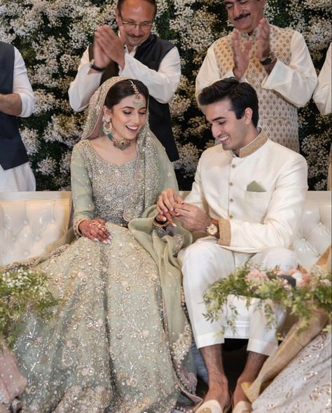 Pakistani Engagement Look, Engagement Pakistani, Nikah Aesthetic, Pakistani Engagement, Walima Dresses Pakistani, Bin Roye, Nikkah Brides, Wedding Matching Outfits, Posh Outfits