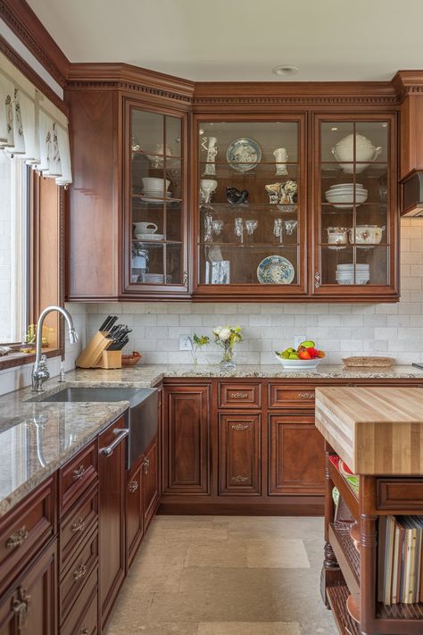 Traditional Wood Cabinets Kitchen, Wood Cabinets With Gold Hardware, Cherry Oak Kitchen Cabinets, Kitchens With Brown Cabinets, Warm Wood Kitchen Cabinets, Kitchens With Wood Cabinets, Wood Cabinets Kitchen, Kitchen Wood Cabinets, Cherry Wood Kitchen