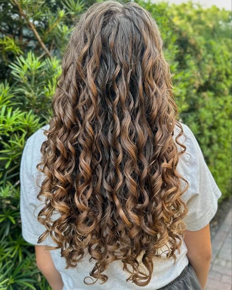 Unlock the full potential of your curls 💫 Specialized Curl Cut by @lindastyles_ 📎 Link in bio to book! #HairVibesCommunity Strictly Curls, Balayage, Curly Hair Styles, Hair